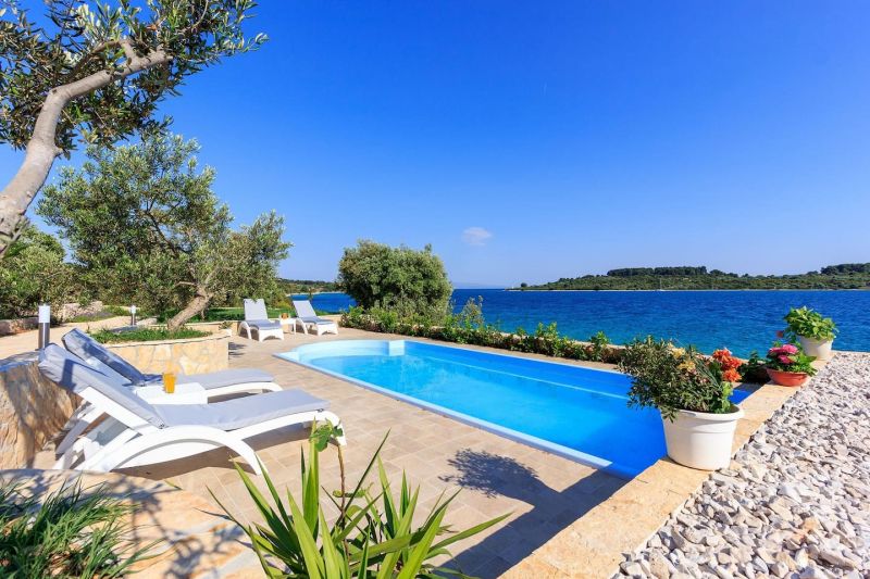 Holiday house with pool 30 m from the beach Okrug Gornji, Ciovo